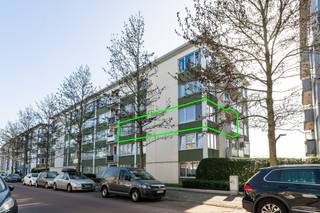 Dit aangename appartement is gelegen in een rustige en aangename buurt met winkels, openbaar vervoer en andere voorzieningen in de nabije omgeving. Een ideale ligging voor wie comfortabel wil wonen met alles binnen handbereik. Een grote troef is de aanwezigheid van zowel Te Boelaerpark als Boekenbergpark.<br /><br />Bij het binnenkomen komt u in een ruime inkomhal met praktisch ingebouwde kasten. Van daaruit bereikt u de gezellige en lichtrijke leefruimte, die dankzij het grote hoekraam veel natuurlijk licht binnenlaat.<br /><br />De keuken is functioneel ingericht en uitgerust met een keramische kookplaat, dampkap, oven en een dubbele spoelbak met verlek.<br /><br />Het appartement beschikt verder over twee slaapkamers (14 en 9 m²).<br />De badkamer is volledig betegeld en voorzien van een lavabo, douche en een aansluiting voor een wasmachine.<br /><br />Bij het appartement hoort ook een ondergrondse parkeerplaats , die verplicht mee aan te kopen is aan €14.000,00.<br /><br />Tot slot is er in het appartementsgebouw een lift aanwezig en een privatieve kelderberging. <br /><br />Pluspunten:<br />+ Lichtrijke leefruimte met groot hoekraam<br />+ Gunstig epc & conforme elektriciteit<br />+ Twee volwaardige slaapkamers<br />+ Ondergrondse parkeerplaats <br />+ Ideaal voor eigen bewoning of als investering<br /><br />Heeft u interesse in dit tof appartement? Neem dan contact op met VB Vastgoed via 03 337 50 70 of info@vbvastgoed.be.