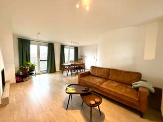 Het appartement beschikt over een inkomhal, een gezellige leefruimte met charmante sierschouw en een volledig uitgeruste keuken met praktische ontbijtbar.<br /><br />Verder is er een badkamer, een apart toilet, een praktische wasberging en twee comfortabele slaapkamers.<br /><br />Absolute troef zijn de twee terrassen!<br /><br />Huurprijs te vermeerderen met 20 EUR gemeenschappelijke kosten.<br /><em>Geen lift aanwezig in het gebouw.</em><br /><br />Beschikbaar 01/04/2026.<br /><br />Dit appartement wordt bemeubeld verhuurd.<br /><br /><strong>Bezoeken?</strong><br />U kan eenvoudig zelf een afspraak inplannen voor het eerste bezoekmoment op 24 februari via de website van ons kantoor.