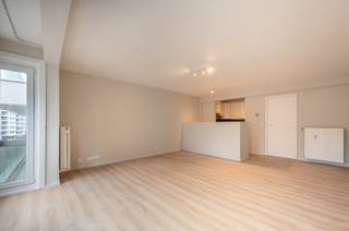 Res. Malpertuus.<br />Instapklaar appartement op zeer centrale ligging tussen Lichttorenplein en Dumortierlaan. <br />Dit appartement omvat inkomhal met vestiare en apart toilet. Half open keuken met alle comfort.<br />1 volwaardige slaapkamer en 1 kleinere slaapkamer. Centraal gelegen badkamer tegen over beide slaapkamers, voorzien van lavabo en ligbad. <br />Ref. A718