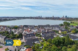 In een rustige buurt van Bredene, vlak bij de Spuikom, vinden we deze halfopen bebouwing op een perceel van 535 m². De woning werd door de jaren...