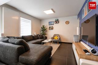 Deze gezellige open bebouwing is gelegen in de Naastveldstraat, een rustige woonwijk aan de rand van de stad. <br /><br />Ondanks dat het rustig wonen is, zijn het centrum van Lokeren alsook het station gemakkelijk te bereiken per fiets en per auto. Daar vinden we tal van restaurants, bars, winkels en supermarkten terug.<br />Met de wagen is er een heel goede verbinding naar de E17. <br /><br />Indeling : <br />Via de inkomhal komen we terecht in de lichtrijke leefruimte. Door zijn open ruimte valt het meteen op dat je, en comfortabel kan ontspannen in de zithoek, alsook gezellig kan tafelen. De open keuken maakt het plaatje op het gelijkvloers compleet. Volledig uitgerust en zeer ruim, waardoor het een plezier wordt om te kokkerellen. <br />Dit huis is zo praktisch ingedeeld dat het werkelijk een plezier is om er te vertoeven. Via de keuken krijgen we toegang tot het eerste terras. Tevens is er nog een extra bergruimte en gasten toilette aanwezig beneden.<br />Op de eerste verdieping zijn er 2 ruime slaapkamers terug te vinden en de volledig uitgeruste badkamer. Zowel douche als bad en een dubbele lavabo. <br />De bovenste verdieping brengt ons in de 3de slaapkamer, deze ruimte kan ook dienen als bureau. Er is ook een aparte technische ruimte met aansluiting voor de wasmachine en de droogkast. En.... Last but not least : Een geweldig zuidelijk gericht dakterras! Zo kan je lekker lang genieten met vrienden en familie in de zomer! <br /><br />Extra troeven :<br />- Het is een rustige omgeving met in de buurt voldoende groen<br />- De woning werd in 2013 gerenoveerd en werd perfect onderhouden in tussentijd<br />- Door zijn EPC label B heeft de woning een gunstige score en is het zeer energiezuinig.<br />- Het dakterras is werkelijk uniek en maakt de woning volledig af.<br /><br />Dit huis is voorzien van alle comfort en heeft alles in huis om er een echte gezellige thuis van te maken! In deze regio een echte buitenkans!<br /><br />Beschikbaar vanaf 1/12/2026<br /><br />Interesse? Contacteer dan snel Topvastgoed voor een bezoek op het nummer 0475 700 700