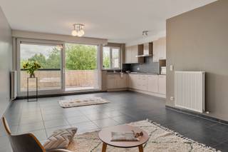 <p><strong>Sommige appartementen voelen vanaf de eerste stap gewoon juist aan. Dit instapklare tweeslaapkamerappartement combineert licht, ruimte en comfort met een centrale ligging vlak bij het centrum van Lint. Winkels, scholen, openbaar vervoer en ontspanning bevinden zich allemaal op wandel- of fietsafstand, waardoor het dagelijkse leven hier bijzonder vlot verloopt.</strong></p><p></p><p><strong>Leven met licht</strong></p><p></p><p>De leefruimte vormt het kloppende hart van het appartement. Dankzij de grote raampartijen geniet je hier de hele dag van een aangename lichtinval. De keuken sluit naadloos aan op de woonkamer, waardoor koken, tafelen en ontspannen moeiteloos in elkaar overvloeien. De keuken is uitgerust met een nieuwe vaatwasser en combi microgolfoven. Een koelkast dien je nog zelf te voorzien.</p><p>Vanuit de leefruimte stap je rechtstreeks het ruime, westgerichte terras op. Met een open zicht is dit de ideale plek om na een drukke dag nog even buiten te genieten van de zon.</p><p></p><p><strong>Ruimte die meedenkt</strong></p><p></p><p>Het appartement beschikt over twee volwaardige slaapkamers die zich moeiteloos aanpassen aan jouw woonwensen. Of je nu extra ruimte zoekt voor een kinderkamer, logeerkamer of een comfortabele thuiswerkplek, hier kan het allemaal. De slaapkamer aan de voorzijde beschikt bovendien over een eigen terras, waardoor ook daar het buitengevoel nooit ver weg is.</p><p></p><p><strong>Comfort tot in de details</strong></p><p></p><p>Niet alleen binnen, maar ook praktisch zit alles hier goed. Achteraan het gebouw beschik je over een ruime private garagebox en een afgesloten fietsenberging. Extra opbergruimte, veilig je fiets stallen en altijd een eigen parkeerplaats: het zijn net die dagelijkse gemakken die het verschil maken.</p><p>Ook op energetisch vlak scoort dit appartement sterk. Met een EPC-label B woon je hier comfortabel én energiezuinig, met oog voor de toekomst. De recente aanpassingen, waaronder een nieuwe verwarmingsketel met volledige renovatie van de gemeenschappelijke schouw en vernieuwende afvoerbuizen in de badkamer, zorgen ervoor dat je met een gerust gemoed je intrek kan nemen. Het volledige appartement is bovendien recent opnieuw geschilderd, een extra plus!</p><p></p><p><strong>Waarom je dit appartement wil ontdekken</strong></p><p></p><p>Dit is een appartement waar je zonder zorgen je intrek neemt. Een lichtrijke leefruimte, twee volwaardige slaapkamers, twee terrassen, een private garagebox, een afgesloten fietsenberging en een uitstekende ligging vlak bij het centrum van Lint maken van dit appartement een bijzonder complete thuis.</p><p></p><p>Interesse? Lier@ugly.be</p>