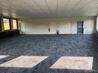 Kantoorruimte van 127m²  te huur  op 2 km van Kortrijk centrum<br /><br />Deze ruimte is ondergebracht in een kleinschalig burelencomplex in een mooie gerenoveerde site.<br /><br />Gezamenlijke toiletten, wachtplaats en keuken.<br /><br />1 centrale ingang.<br /><br />Parking is voorzien voor het gebouw.<br /><br />Huurprijs: 890€/maand + maandelijkse provisie voor gemeenschappelijke kosten.<br /><br />Wenst u een bezoek? Gelieve ons te contacteren.<br /> 