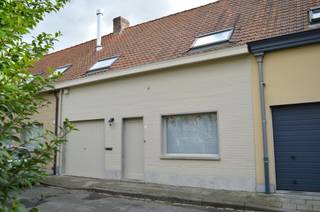 Deze verzorgde gezinswoning ligt op een boogscheut van het centrum van Heule, winkels en school en heeft en zeer fijne , rustige ligging.<br />Ruime en lichtrijke leefruimte, open keuken, extra berging, 3 slaapkamers en badkamer met bad en douche. Daarbij ook een mooie Z-gerichte tuin en met het pluspunt van een uitweg achteraan. <br />Bovendien beschikt de woning ook over een garage.<br /><br />Beschikbaarheid: 01/09/2026<br />Huurprijs: 795 EUR/maand<br />Adres: Steenstraat 23, 8501 Heule<br />Onze referentie: DEV5090