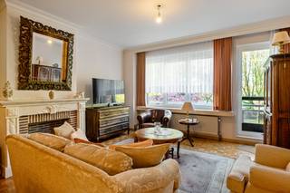 Gelegen aan de Floris Primslei 42 in Borsbeek, bevindt zich dit verzorgd appartement op de eerste verdieping van een goed onderhouden gebouw met 5 verdiepingen met lift. De ligging is bijzonder aangenaam en centraal, met winkels, scholen, openbaar vervoer en belangrijke verbindingswegen in de onmiddellijke omgeving. Je geniet hier van een rustige woonomgeving met alle voorzieningen binnen handbereik.<br /><br />Via de inkomhal kom je binnen in het appartement, waar je meteen toegang hebt tot een apart toilet. De ruime leefruimte biedt voldoende plaats voor een comfortabele zithoek en eetruimte. Aansluitend bevindt zich de keuken, voorzien van een tegelvloer en uitgerust met een inductiekookplaat, oven, dampkap en dubbele spoelbak met verlek. Naast de keuken bevindt zich een handige technische ruimte met aansluiting voor wasmachine.<br />De badkamer is volledig betegeld en beschikt over een tegelvloer, dubbele lavabo en een bad met douchefunctie.<br />Het appartement telt 2 slaapkamers van 14 m² en 12 m².<br /><br />Bij het appartement hoort een garagebox van 18 m² met manuele poort. De diepte bedraagt ongeveer 6 meter en de breedte ongeveer 3 meter. De garagebox is optioneel mee aan te kopen aan €27.500,00.<br /><br />Dit appartement is ideaal voor starters, koppels of investeerders die op zoek zijn naar een praktische en goed gelegen woonst in Borsbeek.<br /><br />Pluspunten:<br />+ Zeer gunstig EPC (A!)<br />+ Ideale ligging<br />+ Gelegen op de eerste verdieping<br />+ Lift aanwezig<br />+ Technische berging en extra kelderberging aanwezig<br />+ Garagebox<br /><br />Interesse in dit tof appartement? Contacteer ons via 03 337 50 70 of info@vbvastgoed.be voor een afspraak ter plaatse of meer info.