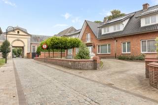 Magnifiek gelegen villa met 5 slk, garage en tuin, aan de historische Kartuizersite.Prachtige charmante setting.INDELING: inkomhal met toilet en...