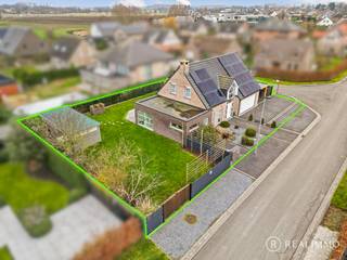 Découvrez cette <strong>villa d’exception</strong>, idéalement située au cœur du très prisé lotissement résidentiel « <strong>La Cabocherie</strong> » à Dottignies. La propriété séduit par ses volumes généreux, sa luminosité remarquable et ses finitions contemporaines soignées. Elle conviendra parfaitement à une famille ou à toute personne souhaitant allier vie privée et activité professionnelle.<br /><strong>Disposition pratique :</strong><br /><strong>RDC</strong> : vaste hall d’entrée, toilette séparée, superbe espace de vie d’environ 65 m² bénéficiant de larges baies vitrées et comprenant une cuisine ouverte entièrement équipée.  Ce niveau accueille également une pièce polyvalente / grand bureau avec accès direct vers l’extérieur, idéal pour une profession libérale ou le télétravail, ainsi qu’une salle de douche, un garage spacieux, une buanderie et un espace de rangement fonctionnel.<strong>  Premier étage</strong> : hall de nuit desservant un dressing, une salle de bains confortable et trois chambres à coucher aux dimensions généreuses.<strong> Extérieurs</strong> : une vaste terrasse et un jardin parfaitement orienté, agrémenté d’une piscine. À l’avant de la maison, une large zone de stationnement privative ainsi qu’un carport viennent compléter cet ensemble de qualité.<br /><br /><strong>PEB économe : 86 kWh/(m².an) - label B</strong>.<br />La maison est équipée de panneaux photovoltaïques et dispose d’une installation électrique conforme.<br /><br /><u><strong>Atouts :</strong></u>
<ul>
	<li>Situation TOP dans un lotissement résidentiel</li>
	<li>Espaces de vie spacieux et lumineux</li>
	<li>Annexe polyvalente adaptée à une profession libérale</li>
	<li>Piscine</li>
	<li>Panneaux solaires</li>
	<li>Électricité conforme</li>
	<li>Habitation économe en énergie</li>
	<li>Garage, carport et possibilités de stationnement supplémentaires</li>
</ul>
<strong><u>FAIRE OFFRE A PARTIR DE 560.000 EUROS.</u> </strong><br /><br />Intéressé(e) ou des questions ?<br />N’hésitez pas à contacter <strong>REALIMMO</strong> au 0471/89 28 25 ou par e-mail à aaron@real-immo.be.