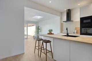 Deze charmante gevel vind je terug in het bruisende centrum van Oostakker. De woning ligt op wandelafstand van winkels, restaurants, scholen, ... . Met zijn frisse afwerking, moderne materialen en doordachte indeling voelt dit direct als een thuis. Perfect voor gezinnen, koppels of iedereen die op zoek is naar een sfeervolle, energiezuinige woning zonder renovatiestress.De ruime leefkeuken, volledig vernieuwd en uitgerust, vloeit naadloos over in de lichte living en gezellige eethoek – dé plek waar koken, ontspannen en samen genieten centraal staan.Verder biedt de woning 3 slaapkamers waarvan 1 op de gelijkvloers die dus eveneens kan dienen als bureau, speelruimte, ... . De woning geniet van een gezellige voor- en achtertuin telkens voorzien van een ruim terras. Door de oostelijke en westelijke oriëntatie geniet je de hele dag door van de zon. Indeling: Gelijkvloerse verdieping: Leefruimte met open keuken, eerste slaapkamer of bureau, badkamer, afzonderlijk toilet Eerste verdieping: 2 slaapkamers, technische ruimte/berging Troeven: - Volledig vernieuwd pand- Gunstige ligging- Aangenaam perceelDe eigendom wordt aangeboden via de Pre-sale formule. Op 20/12/2025 tussen 10:00 en 12:00 kan u de woning op afspraak komen bezichtigen en een bod uitbrengen. De vermelde prijs is een instelprijs. Voor meer info, gelieve contact op te nemen met de dossierverantwoordelijke.