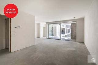 <span><strong>Aankoop aan verlaagd btw-tarief van 6% mogelijk indien men aan de voorwaarden voldoet. </strong><br /><br />Residentie Unique biedt plaats aan 19 exclusieve appartementen, 6 luxueuze penthouses en 4 handelspanden te midden van het levendige stadscentrum van Lanaken. </span><br /><br /><span>Met veel aandacht voor architectuur en royale open ruimtes, zal er een aan ruimte geen gebrek zijn. Met oppervlaktes van 74 tot 134m² en 2 of 3 slaapkamers is er voor elk wat wils. Elk appartement beschikt tevens over een terras van 10 tot 34m². <br /><br /></span>Op het gelijkvloers worden 4 handelsruimtes voorzien met oppervlaktes van 148 tot 267m². De ideale locatie aan de winkelstraat en het Europaplein. <br /><br /><span>Het gebouw beschikt bovendien over een ondergrondse parkeergarage, exclusief voor bewoners. Elk appartement heeft de mogelijkheid tot aankoop van een autostandplaats. In de parking bevindt zich tevens een fietsenstalling en bergingen.</span><br /><br /><span>Residentie Unique geeft u tot slot alle vrijheid. Met buitengewone, ruime mogelijkheden om te kiezen voor de stijlvolle en luxueuze inrichting naar uw smaak en budget.<br /></span>