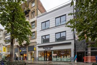 In het centrum van Gent in de Veldstraat vind je dit grote prachtige duplexappartement terug.Het appartement gelegen op de 1ste en 2de verdieping...