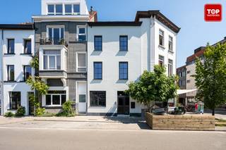 Op een toplocatie in het hart van Gent verwelkomt Huidevetterskaai 21 u in een stijlvol appartement dat recent met oog voor detail werd gerenoveerd.<br /><br />De ligging is zonder meer een grote troef. Op wandelafstand bevinden zich zowel het Baudelopark als het bruisende historische centrum van Gent, waardoor u geniet van alle troeven die de stad te bieden heeft.<br /><br />Op het gelijkvloers bevindt zich een ruime en lichtrijke leefruimte met een prachtige open keuken, die rechtstreeks uitgeeft op de gezellige stadskoer. Verder vindt u op deze verdieping een stijlvol afgewerkte badkamer en een ruime slaapkamer met zicht op de stadskoer. Via een elegante trap bereikt u de bovenverdieping, die volledig werd ingericht als een volwaardige tweede slaapkamer.<br /><br />Beschikbaar bij akte!<br /><br />Contacteer Top Vastgoed voor een bezoek op 0475 700 700!