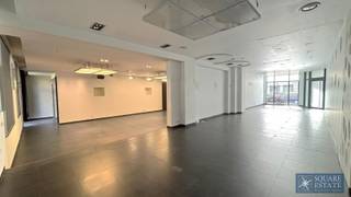 Te huur: Winkelpand op een ideale locatie aan de Markt 9-10, Wemmel Square Estate biedt u een groot winkelpand te huur aan in het hart van Wemmel,...