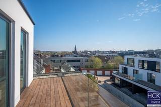 <strong>⇒ Profiteer van 6% BTW cfr voorwaarden (ipv van 21% BTW) !!  </strong><br /><br /><strong>DE LIGGING</strong><br />Dit woonproject is gelegen in het centrum van Kruishoutem, op wandelafstand van de kerk en nabij allerhande winkels, horeca, de op- en afrit van de autosnelweg, etc. U geniet hier van een uitstekende bereikbaarheid doch geen grote drukte. De buslijn bevindt zich op wandelafstand.<br />Er is een ruime keuze aan appartementen met één, twee of drie slaapkamers en penthouses. Ieder appartement beschikt over ruime en lichtrijke leef oppervlakte en heeft een ruim terras. Zoekt u een eigen woonplek als gezin, koppel of alleenstaande of zoek u een investeringsappartement? In Residentie ‘Postiljon’ kan u uw gading vinden.<br /><br /><strong>EEN ELEGANTE EENHEID</strong><br />Residentie ‘Postiljon’ bestaat uit twee gebouwen, gebouw A en gebouw B, samen vormen ze een elegante eenheid met respectievelijk 9 en 15 appartementen. Rondom de residentie komt er een groene binnentuin met een open karakter en ontmoetingsruimte, dewelke zorgt voor de ideale leefomgeving en een mooie plek om tot rust te komen. De binnentuin zal gerealiseerd worden in samenwerking met landschapsarchitect Buro-B, er komt een intensieve groengevel en groendaken. Ook aan de rolstoeltoegankelijkheid werd gedacht in het gebouw en binnentuin.<br /><br /><strong>WIELFAERT ARCHITECTEN</strong><br />Het Waregems architectenbureau ‘Wielfaert Architecten’  is reeds decennia lang actief in de bouwwereld, zowel in binnenland als buitenland, en zorgt voor architectuur die al jaren de toon zet in de gehele vastgoedmarkt. Gedreven door vorm, niet door rentabiliteit per steen. Voor u en voor ons, omdat toparchitectuur ons verbindt.<br /><br /><strong>ENERGIEZUINIG &amp; DUURZAAM</strong><br />Ieder appartement zal worden verwarmd met een energiezuinige CO2-neutrale warmtepomp en vloerverwarming. Tevens wordt er ook passieve koeling voorzien dewelke erg aangenaam is in de zomer. Dankzij de zonnepanelen wordt de energiefactuur verlaagd, bijkomend wordt de zuidgevel voorzien van zonwerend glas. Alle appartementen zullen worden afgewerkt met kwalitatieve materialen die voldoen aan de hedendaagse comforteisen.<br /><br /><strong>ONDERGRONDSE PARKING </strong><br />Parkeren met de fiets en wagen doe je in een ondergrondse parking dewelke bereikbaar is  via een inrit langsheen de rustige René Dhuyvetterstraat. U kan in alle rust en kalmte inrijden in de ondergrondse parking, waar elke bewoner een eigen staanplaats en aparte berging heeft. Het stallen van de fiets kan in de gemeenschappelijke, afgesloten, fietsenberging maar ook in de binnentuin. Er wordt rekening gehouden met elektrische fietsen en wagens, dankzij de laadpaal voorziening voor parkeerplaatsen, stopcontacten voor elektrische fietsen en de handige fietslift. Bezoekers of kort parkeren kan op het openbaar domein, vooraan het gebouw zullen er 11 parkeerplaatsen komen.<br /><br /><strong>AFWERKING &amp; BUDGET</strong><br />Afwerking gebeurt volgens eigen smaak. Daardoor wordt ieder appartement volledig uniek. Voor het maken van de keuzes worden ruime budgetten voorzien. Dankzij de persoonlijke klantenbegeleiding van HBP zal iedere koper bovendien van A tot Z kunnen genieten van ondersteuning.<br />Er wordt gewerkt met een ‘all-inclusive’ vaste prijs gedurende het hele bouwproces. Geen verrassingen.<br /><em>De verkoop geschiedt onder registratierechten, voor wat betreft de grond, en BTW, voor wat betreft de constructiewaarde.</em><br /><br /><strong>CONTACT</strong><br />Wenst u meer te vernemen over Residentie Postiljon in Kruishoutem? Contacteer ons en laat u meteen begeleiden door Armin: 0474 60 84 02 of info@hckinvest.be<br /> 