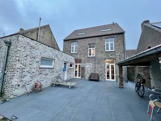 Halfopen woning met een geslaagde totaalrenovatie in 2017. Dit pand met een bewoonbare oppervlakte van 225 m2 ademt ruimte en licht. Het pand...