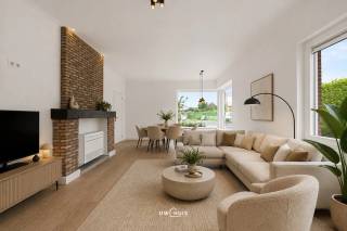 BEZOEKMOMENT 3 augustus van 16:30u - 18:30u. Plan snel uw bezoek!<br /><br />Bent u op zoek naar een eigendom waar comfortabel wonen en praktisch werken perfect samengaan? Dan zal deze instapklare woning u meteen weten te overtuigen. De woning werd dit jaar zorgvuldig vernieuwd en biedt alle hedendaagse comfort, gecombineerd met een ruim magazijn dat tal van mogelijkheden biedt voor zelfstandigen, opslag of een hobbyruimte.<br /><br />Binnen geniet u van een lichtrijke leefruimte, een volledig uitgeruste keuken en een prachtige, moderne badkamer die met kwaliteitsvolle materialen werd afgewerkt. Er zijn in deze woning drie volwaardige slaapkamers, ideaal voor een gezin of wie graag over een extra bureau- of hobbykamer beschikt. De 2 toiletten op het gelijkvloers en verdiep zijn een extra troef.<br /><br />Ook technisch zit deze woning helemaal goed. Zo werd het dak vernieuwd, beschikt de woning over een gunstig EPC en is ze bovendien asbestveilig, waardoor u zorgeloos kunt verhuizen.<br /><br />Buiten vormt de fraai aangelegde tuin een heerlijke plek om tot rust te komen en te genieten van het groen. Dankzij de dubbele oprit is er ruim voldoende parkeergelegenheid, terwijl het achterliggende magazijn van 100m2 met hoge poorten een absolute meerwaarde vormt. Deze ruimte is perfect toegankelijk voor bestelwagens of grotere voertuigen en leent zich uitstekend voor professionele activiteiten, opslag of een atelier.<br /><br />Kortom, een eigendom die ruimte, comfort en functionaliteit op een unieke manier combineert. Een ideale opportuniteit voor wie op zoek is naar een instapklare woning mét extra mogelijkheden voor werk of hobby, op één en dezelfde locatie.