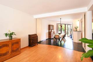 Bekijk deze woning uitgebreid op www.koosi.beDeze ruime woning met 5 slaapkamers en leuke tuin is gelegen in de Van Dijckstraat te Mortsel. Deze straat is zéér populair omdat ze rustig maar toch centraal gelegen is en alles wat je dagdagelijks nodig hebt op korte afstand te vinden is.Zowel scholen, jeugdbeweging, winkels, treinstation, tramhalte, frijthoutpark zijn gemakkelijk te voet bereikbaar.De woning is voorzien van nieuwe ramen, zonnepanelen en airco.Gelijkvloers met living, eetplaats en keukenWe betreden de woning via een ruime en lange hal met gastentoilet en komen dan terecht in de living.Vooraan op het gelijkvloers is het salon gelegen op een laminaatvloer, deze ruimte is voorzien van een airco.Achteraan is momenteel voorzien als eetplaats met daarnaast de halfopen keuken.Grenzend aan de tuin vinden we nog een aanbouw in de vorm van een halve cirkel met grote ramen die direct toegang bieden tot de leuke tuin.2 verdiepingen met 5 slaapkamers, dressing, bureau en grote badkamerAls we de trap oplopen richting 1ste verdieping vinden we centraal een grote kamer die gebruikt wordt als dressing.Achteraan, met zicht op de tuin, en verbonden met de dressing is de grote slaapkamer gelegen. Vooraan vinden we nog een kleine kamer die dienst kan doen als bureau, daarnaast ligt nog een grote slaapkamer. Ook op de eerste verdieping is achteraan een grote badkamer met bad, douche, dubbele lavabo en toilet voorzien.Op de tweede verdieping vinden we nog 3 slaapkamers, 1 grote kamer is vooraan gelegen en 2 kleinere kamers bevinden zich achteraan.Tuin, garage, kelder en omgevingDe leuke tuin achter de woning is wat op te frissen maar in deze grote tuin, waar het rustig vertoeven is, kan je de hele dag van de zon genieten.Zoals je op de foto van de gevel kan zien is de garage onder de woning gelegen, achter en naast deze grote garage is nog veel kelderruimte om materiaal en fietsen te plaatsen.De woning is voorzien van zonnepanelen en airco.