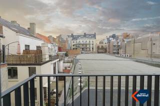 Dit zeer mooie en lichtrijke appartement gelegen in hartje Oostende heeft één slaapkamer. Het appartement beschikt over een ruime woonkamer met veel lichtinval. Er is een volledig geïnstalleerde keuken aanwezig die voorzien is van een dampkap, kookplaat, koelkast met diepvriesvakje, oven, vaatwasser en aansluiting voor de wasmachine. De badkamer is voorzien van een douche en een lavabomeubel. Het toilet is afzonderlijk. Dit appartement is onmiddellijk vrij. Het appartement heeft een huurprijs van 680 euro per maand aangevuld met een voorschot van 45 euro voor de algemene onkosten. Ben je geïnteresseerd in dit pand te huur in Oostende? Ga naar de website www.dermul.be, klik op het pand dat je wenst te huren. Via de knop "ik heb interesse" vragen we u kort een profiel in te vullen. Daarna nemen we contact op voor een bezoek. Telefonisch kunnen er geen afspraken gemaakt worden.
