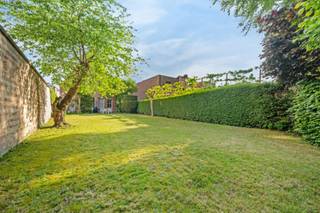 Deze woning met heel wat potentieel is gelegen op een perceel van 424 m² in de Veldstraat in Sint-Michiels. In de tuin is het uitermate genieten van rust en ruimte, perfect om buiten te ontspannen. Dankzij de centrale ligging geniet je hier van een uitstekende bereikbaarheid: het station van Brugge bevindt zich op slechts enkele meters afstand en ook scholen, winkels en tal van andere voorzieningen liggen vlakbij. Daarnaast bereik je het centrum van Brugge in een mum van tijd.<br /><br />Je betreedt de woning via de inkomhal, die toegang geeft tot de leefruimte met zit- en eetplaats. Aansluitend bevindt zich de keuken. Op het gelijkvloers is er bovendien een praktische berging met toilet aanwezig. Op de eerste verdieping bevinden zich drie slaapkamers en een badkamer.<br /><br />Verder beschikt de woning over een ruime zolder die kan worden ingericht als bijkomende slaapkamers. Ook is er een kelder aanwezig.<br /><br />De woning heeft een solide basis en een praktische indeling, maar vraagt om een renovatie om opnieuw volledig tot haar recht te komen. Met de nodige modernisaties kan dit uitgroeien tot een comfortabele en gezellige gezinswoning op een uitstekende ligging in Sint-Michiels.<br /><br />Benieuwd naar deze woning?  Contacteer Beau via beau@waeyler.be of 0470 54 16 27