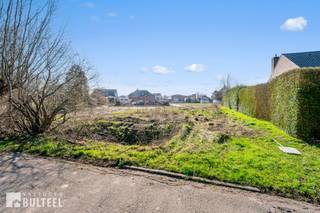 Deze rustig gelegen bouwgrond met een straatbreedte van 34m, ligt op het einde van een doodlopende straat in een residentiële wijk vlakbij het...