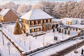 Riante, karakteristieke en mooi gelegen villa met onder meer 3 tot 4 slaapkamers, grote dubbele garage, recente keuken en badkamer en zeer...
