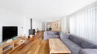 Instapklare stadswoning gelegen in de Smedenstraat te Knokke, in de directe nabijheid van het station, de tramhalte, de markt en de winkels in de Lippenslaan. Er zijn 4 slaapkamers, 2 badkamers en een zonnige stadstuin. <br /><br />Indeling: Inkom met vestiaire, een aangename en ruime woonkamer met parketvloer en houthaard, aansluitend een open en volledig ingerichte keuken en aan de westkant (zonnekant) een ruime stadstuin met voldoende privacy. Op het gelijkvloers is er verder ook een eerste slaapkamer voorzien van zijn eigen badkamer (met inloopdouche, toilet en lavabo). <br /><br />Op de eerste verdieping twee grote slaapkamers en een tweede badkamer met bad, lavabo, toilet en inloopdouche. In de badkamer is er aansluiting voor de wasmachine en droogkast. Op de tweede verdieping een grote vierde masterbedroom met mezzanineverdiep. Een schitterende ruimte. <br /><br />De woning is asbestveilig en beschikt over een gunstig EPC-label C. Perfect als hoofdverblijf of tweede verblijf aan zee.<br /><br />Interesse? Bezoek mogelijk na afspraak met Willem Cauwels op 050 89 27 70.