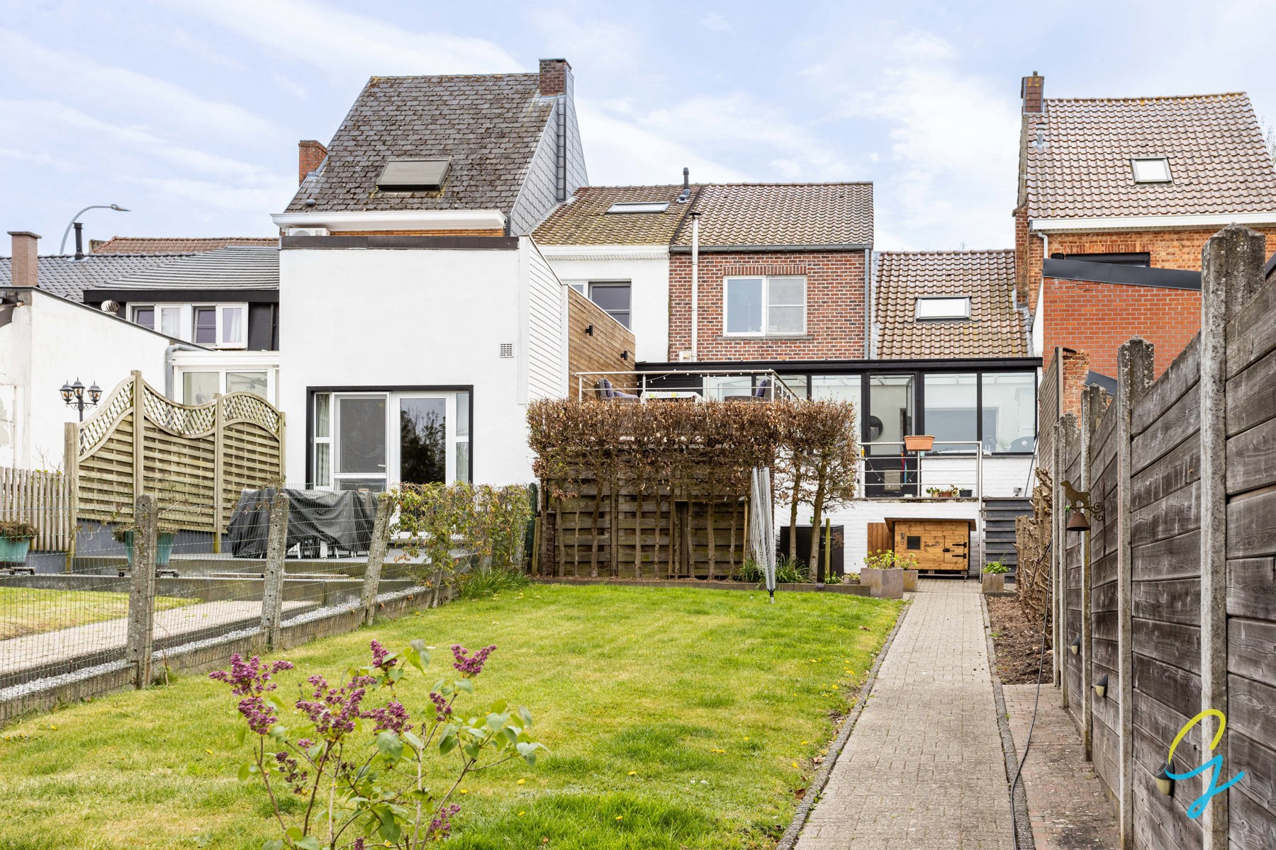 Instapklare woning met achtergelegen carport en parking. - foto 3