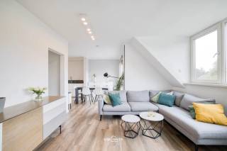 BEZOEKMOMENT VRIJDAG 2/10 TUSSEN 16U30 EN 18U00. INSCHRIJVEN KAN VIA ONZE WEBSITE.<br /><br />Welkom in dit ruime en lichtrijke duplexappartement, gelegen in de Veldstraat 50E te Temse. Het appartement combineert een aangename leefruimte met drie ruime slaapkamers en biedt dankzij de volledige vloerverwarming een bijzonder aangenaam wooncomfort.<br /><br />Het duplexappartement beschikt over drie ruime slaapkamers, waardoor het zowel geschikt is voor gezinnen als voor wie graag over extra ruimte beschikt voor een bureau, hobbykamer of dressing.<br /><br />Een bijkomende troef is de praktische berging, voorzien van aansluitingen voor zowel een wasmachine als een droogkast.<br /><br />Ook technisch heeft het appartement heel wat te bieden. Zo beschikt het over een EPC-label B, conforme elektriciteit en volledige vloerverwarming, wat zorgt voor een aangenaam en gelijkmatig verwarmd interieur.<br /><br />Troeven:<br />- Ruim duplexappartement<br />- EPC-label B<br />- Elektriciteit conform<br />- Praktische berging<br /><br />Interesse in dit ruime duplexappartement? Contacteer ons via 052/46.38.03 of info@uw-huis.be voor meer informatie of schrijf u in voor het bezoekmoment van vrijdag 2 oktober.