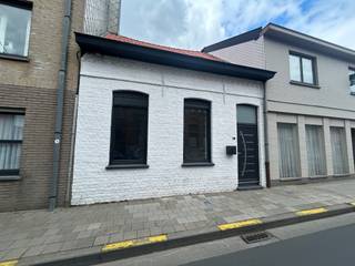 Volledig gerenoveerde woning met 3 slaapkamers te koop in Lauwe.Indeling Inkomhal, 1ste badkamer, wasruimte, berging, toilet, open keuken, living met...