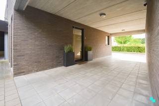 Ontdek dit energiezuinig tweeslaapkamer appartement gelegen op de eerste verdieping van de residentie 'Parkzicht' , te centrum Izegem, nabij verschillende handelszaken, openbaar vervoer en recht tegenover het Sint-Tilloplein met speeltuin. Dit appartement beschikt over een bewoonbare oppervlakte van 69 m² (volgens het EPC-attest). Volgende indeling: inkomhal met vestiaire voorziening, leefruimte met open geïnstalleerde keuken (oven, kookplaat, spoelbak, dampkap en koelkast) en aansluitend de berging, badkamer (douche, enkele wastafel en toilet) en twee slaapkamers. CV op aardgas | EPC B - energiezuinig | HR - beglazing (ALU) | Centrale ligging | Gratis parkeren nabij. Contacteer ons voor meer informatie. www.bordes.be