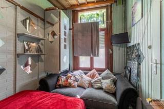 <p><span>Te renoveren woning (100 m²) in Borgerhout.</span></p><p><span> </span></p><p><span>Op deze opkomende locatie op een boogscheut van Park Spoor Noord en de Slachthuissite geniet je van de nabijheid van de stad, maar bereik je tegelijk de snelweg en de stadsrand in slechts enkele minuten. Verplaats je je met bus, tram of trein? Je hebt hier tal van openbare vervoersmogelijkheden op wandel- en fietsafstand en ook aan velo-stations is er geen gebrek in de nabije omgeving.</span></p><p><span> </span></p><p><span>De charmante gevel herbergt een knusse woning van zo’n 100 m² met 3 slaapkamers. Ze is te renoveren, maar de elektriciteit is wel reeds conform en ook is er recent nog een nieuwe verwarmingsketel geplaatst. Een onverwachte extra die je bij deze woonst krijgt, is de nagenoeg nieuwe sauna in de kelder.</span></p><p><span> </span></p><p><span>Je komt binnen in de inkom-/traphal en gaat aan de rechterzijde twee opeenvolgende ruimtes van respectievelijk 10 m² en 8 m² voorbij. Achteraan op het gelijkvloers bevindt zich de aparte keuken (6 m²) en ook zijn er nog een doucheruimte en aparte wc aanwezig. Op de eerste etage situeren zich de eerste 2 slaapkamers van 8 m² en 14 m² en ook op de bovenverdieping is er nog een slaapkamer van 14 m² te vinden. Hier treffen we eveneens de badkamer (8 m²) met ligbad/douche, toilet en lavabo.</span></p><p><span> </span></p><p><span>Tot slot is het pand volledig onderkelderd. Bewoonbare opp. 100 m² ref.: bruto vloeropp. Voor meer info of een gratis schatting surf naar www.hansimmo.be</span></p><p><span> </span></p>