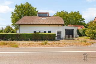 <p>Dit multifunctionele pand, perfect gelegen aan een van de hoofdwegen tussen Mouscron en Dottignies, bestaat uit:</p><p>Een inkomhal, een keuken, een woonkamer (woon-/eetkamer), een terras, een garage, een eigen oprit voor twee auto’s, een commerciële ruimte, 4 slaapkamers, een badkamer, een zolder en een grote parkeerplaats.</p><p>Goede zichtbaarheid, mooi potentieel voor een verbouwingsproject. </p>