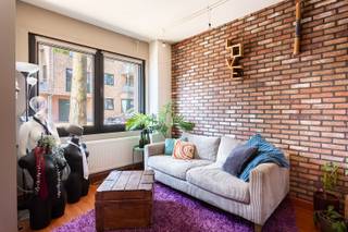 Gelegen in het centrum van Bornem, geniet deze woning van een uiterst aangename en groene ligging in een rustige, boomrijke straat. Recreatie en ontspanning bevinden zich hier letterlijk om de hoek: natuurgebied Het Graafschap, recreatiedomein Rupsentros, kinderboerderij, golf-, tennis- en padelfaciliteiten en een zwembad. Dankzij de nabijheid van supermarkten, winkels en verschillende belangrijke invalswegen combineert deze locatie moeiteloos rust, natuur en bereikbaarheid.<br /><br />De woning zelf biedt een aangename basis met veel potentieel. Vooraan bevindt zich de leefruimte met plaats voor een salon en eettafel, achteraan de woning is een lichtrijke keuken met zicht op de tuin terug te vinden. Door de verhoogde ligging beschikt de tuin over een speels reliëf, waarbij het achterste gedeelte hoger gelegen is en de hele dag geniet van een uitstekende zonoriëntatie. Op de eerste verdieping bevinden zich twee volwaardige slaapkamers en een badkamer. Via de badkamer bereikt men de zolderverdieping, die omgevormd is als derde slaapkamer. Praktisch is dat er eveneens nog een aparte toegang/opening aanwezig is in de nachthal richting de zolderruimte. Verder beschikt de woning nog over een gastentoilet en een droge, verzorgde kelder. De woning is over het algemeen goed onderhouden en biedt een uitstekende basis, mits verdere opfrissing naar hedendaagse normen.