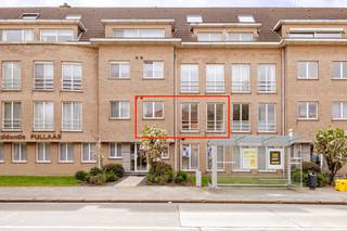 Dit instapklaar appartement is gelegen op de eerste verdieping &amp; is te bereiken via trap of lift (gaat tot in kelder). Het gebouw ligt net buiten de ring, vlakbij winkels &amp; op slechts enkele minuten wandelen van de groene Polder van Lier. Vlak voor het gebouw bevindt zich overigens een bushalte.<br /><br /><u>Indeling kelder:</u> afgesloten garagebox in de ondergrondse parking<br /><br /><u>Indeling eerste verdieping:</u> inkomhal, woonkamer, keuken, berging (aansluiting voor wasmachine &amp; droogkast), afzonderlijk gastentoilet, badkamer (dubbele lavabo, ligbad met douchestang), 2 slaapkamers &amp; terras (zuid-georiënteerd).<br /><br /><strong>BIJZONDERHEDEN:</strong><br /><br />- Centrale ligging vlakbij winkels &amp; openbaar vervoer<br />- Zeer lage EPC-score (energielabel B)<br />- HR-beglazing<br />- HR+ ketel<br />- Asbestveilig<br />- CONFORME elektrische keuring<br />- Dak geïsoleerd in 2023<br />- Voor- en achtergevel geïsoleerd<br />- Terrassen van gebouw volledig vernieuwd in 2025<br />- Garagebox INBEGREPEN in prijs<br /><br /><strong>Beschikbaar bij akte na betaling.</strong><br /><br />Voor meer info of een bezoek kan u ons bereiken op +32 473 37 28 40 of info@immobilli.be