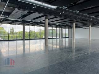 Fenomenaal gelegen nieuwbouw kantoren/polyvalente ruimtes van 902 m² met 309 m² terras te huur op de hoek tussen de A12 en de R0, op slechts 200 m...