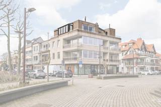 Are you looking for a spacious, light-filled and centrally located penthouse apartment in De Haan that you can decorate entirely to your own...