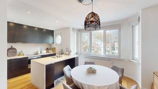 <p><span><strong>Gemeubeld twee-slaapkamer appartement </strong>op <strong>wandelafstand van het Rivierenhof. </strong><br /><br />Het appartement bevindt zich op de <strong>eerste verdieping van een kleinschalige residentie</strong>. Uitstekend gelegen, op wandelafstand van scholen, winkels, openbaar vervoer, enzovoort. Van hieruit heeft u een vlotte verbinding met belangrijke uitvalswegen.<br /><br />Via de trap komt u binnen in de ruime en lichte living. Aangrenzend een volledig ingerichte <strong>open keuke</strong>n met ontbijthoek en een mooi zicht naar buiten. <br /><br />Het appartement beschikt verder over een badkamer met <strong>inloopdouche en ligbad, </strong>en een royale wastafel en toilet. Achteraan vindt u de <strong>ruime master </strong>slaapkamer en een tweede slaapkamer met tussenin een wasplaats. <br /></span><br />De gemeenschappelijke kosten bedragen <strong>35 euro per maand incl. privaat waterverbruik. </strong></p>
<p>Bijzonderheden:</p>
- Centraal gelegen in Deurne <br />- Op wandelafstand van openbaar vervoer <br />- Inclusief kelderberging