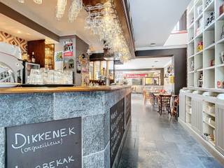 Sale in the form of a transfer of shares : 3-front building +/- 400 m² on 3.79 a. oriented S/W. Originally a single-family house, converted in 1996 into a restaurant on the ground floor and 1st floor, all with permit. On the 2nd floor, a dwelling with attic space (formerly 2 bedrooms with bathroom in the original plans) and currently taken over as attic space in the urban planning information. Cellars. Rented in its entirety: 9-year commercial lease. Rent €48,085/year. File on request. Electricity not compliant (estimate: €1,654) EPB E+ CO2 42. Information and surface areas are given for information only and are not contractually binding.