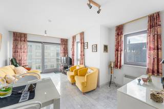 <p><strong>Blankenberge: Appartement met zeezicht en terras te koop!</strong></p>

<p>Droomt u van een eigen plek aan zee of bent u op zoek naar een interessante investering? Ontdek dit lichtrijke appartement met 1 slaapkamer en zonnig terras, gelegen op de 5e verdieping van een moderne residentie op een toplocatie in Blankenberge. Dankzij de centrale ligging op de Zeedijk geniet u dagelijks van een adembenemend zeezicht én bevindt u zich op wandelafstand van de jachthaven, winkelstraat, het bruisende centrum en het openbaar vervoer.</p>

<p><strong>Indeling:</strong> Ruime en lichtrijke woonkamer met directe toegang tot het zonnige terras, open, functionele keuken, badkamer en aparte slaapkamer.</p>

<p><strong>Troeven:</strong></p>

<ul><li>Prachtig zeezicht.</li><li>Zonnig terras.</li><li>Vlak bij winkels, jachthaven en openbaar vervoer.</li><li>Verkoop onder erfpacht, fiscaal aftrekbaar.</li></ul>

<p>Meer info? Contacteer Maarten op het nummer 050 42 58 98.</p>