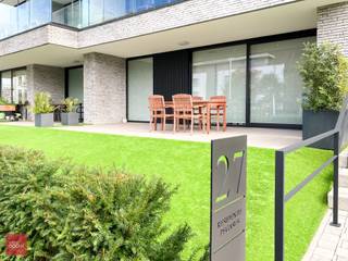 Vlotte verbinding naar E17 en wandelpad naar centrum. Gelijkvloers appartement van klassevolle residentie 'Pegasus', bestaande uit een inkomhall, living, ingerichte keuken, berging, 2 slaapkamers, badkamer ('ligbad en douche), terras vooraan 21m², terras achteraan 26m² en ondergrondse garagebox. Private parking met laadpalen (Provisie syndiek 60 euro per maand)