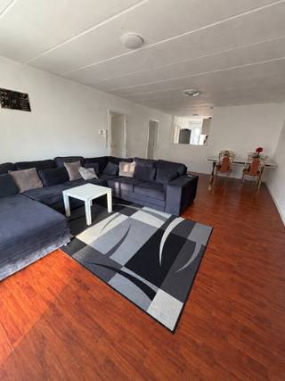 TOF APPARTEMENT VLAKBIJ DE WITTE MOLEN <br />2 DE VERD. GEEN LIFT <br />lichte vrij ruime living met open deels ingerichte witte keuken, ruime badkamer met ligbad en washoek <br />2 slaapkamers waarvan je in 1 trap kan steken naar groot terras ( terras nu nog niet bereikbaar ) <br />EPC 116 ELEK CONFORM fiesenberging aanwezeig