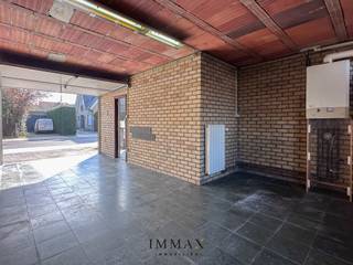 Gezellige bel-etage met koer en en inpandige garage in Sint-Michiels!Deze woning omvat volgende indeling: inkomhall met trap, inpandige garage met...