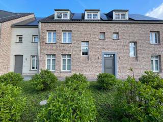 <p>Ontdek dit verzorgd duplexappartement op de eerste verdieping, gunstig gelegen in Weelde (Ravels), op korte afstand van het centrum en met een vlotte verbinding naar de omliggende gemeenten. Het appartement beschikt over een inkomhal met gastentoilet, een lichtrijke leefruimte met open keuken, een praktische berging, een badkamer en twee volwaardige slaapkamers. Buiten geniet u van een aangenaam terras. Daarnaast beschikt u over twee privatieve parkeerplaatsen en een gemeenschappelijke fietsenberging in de ondergrondse garage. Dankzij de verwarming op aardgas, de aanwezigheid van zonnepanelen en de lift in het gebouw geniet u van extra comfort en een energiezuinige woonomgeving. Een BEZOEK aanvragen kan enkel online via WWW.VASTGOEDPARTNERS.BE</p>
<p><strong> </strong></p>