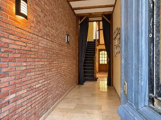 Charmant herenhuis met 5 volwaardige slaapkamers en een zuidgerichte tuin, rustig gelegen te Zeebrugge. Deze enorme woonst beschikt over een vloeroppervlakte van ca. 254 m² en is mits enkele opfrissingen volledig instapklaar. Overal centrale verwarming op aardgas, asbestveilig en met een energielabel C. <br /><br />De historische gevel, opgenomen in de lijst van vastgesteld bouwkundig erfgoed, zorgt voor een karaktervolle uitstraling aan de buitenkant. De hoge plafonds en authentieke elementen zorgen voor absolute charme aan de binnenkant. <br /><br />Indeling: imposante traphal met gastentoilet, een grote woonkamer met mooie plankenvloer, een grote keuken met zicht en toegang naar de tuin. De tuin zelf is volledig zuidgericht en heerlijk windstil. Met wat liefde kunt u deze plaats ongetwijfeld omvormen naar een fantastische buitenruimte. Boven zijn er maar liefst 5 slaapkamers, een aparte bureau of hobbykamer en een ruime badkamer met douche en ligbad.<br />Als laatste nog een grote zolder die naar eigen wens en smaak kan ingericht worden. <br /><br />Een uniek pand met een overvloed aan charme en ruimte.<br />Een buitenkans voor grote gezinnen. <br /><br />Uw bezoek vastleggen? <br />Contacteer Sacha Vanrafelghem op GSM 0487/43.79.10.