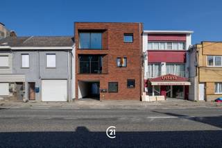 <p>Ontdek dit instapklare nieuwbouwappartement uit 2020, gelegen op de eerste verdieping. Dankzij de moderne afwerking, de lichtrijke leefruimte en het zonnige terras biedt dit appartement alle comfort voor wie op zoek is naar een eigentijdse woonst.</p><p>Troeven:</p><p>* Nieuwbouwappartement (2020) verkoop onder registratierechten 2% onder vw<br />* EPC-label B<br />* Ruime, lichtrijke leefruimte<br />* Open, volledig uitgeruste keuken met keukeneiland<br />* Terras met aangename avondzon<br />* 2 volwaardige slaapkamers<br />* Moderne badkamer met inloopdouche<br />* Apart toilet<br />* Praktische bergruimte met sanitaire aansluitingen voor toestellen<br />* 200m wandelen naar het station van Haaltert<br />* Gemeenschappelijke fietsenberging<br />* Private autostaanplaats achteraan het gebouw (verplicht aan te kopen voor € 15.000)</p><p>Neem vrijblijvend contact op voor een afspraak!</p>