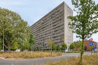 <p><span>2-SLAAPKAMERAPPARTEMENT MET ZUIDGERICHT TERRAS EN PANORAMISCH UITZICHT</span></p><p><span>Op de zevende verdieping van een verzorgd gebouw, aan de zuidelijke toegang van de stad en vlak bij het bruisende Zurenborg, bevindt zich dit 2-slaapkamerappartement met een ruim zuidgericht terras en een prachtig panoramisch uitzicht.</span></p><p><span>Via de veiligheidsdeur komt u binnen in de inkomhal met vestiaire, bergkasten en een apart gastentoilet. De lichtrijke woon- en leefruimte biedt toegang tot het zonnige terras, waar u de hele dag kunt genieten van een open uitzicht over de stad.</span></p><p><span>De aparte keuken is functioneel ingedeeld en sluit aan op de leefruimte. Achteraan bevinden zich twee slaapkamers. De hoofdslaapkamer beschikt over een aansluitende badkamer met ligbad en wastafel. Daarnaast is er een tweede slaapkamer, ideaal als kinderkamer, bureau of logeerkamer.</span></p><p><span>Het appartement verkeert in te renoveren staat, maar vormt dankzij de gunstige indeling, de grote raampartijen, het ruime terras en de uitstekende ligging een ideale basis om volledig naar eigen smaak en wensen te moderniseren.</span></p><p><span>Troeven:</span></p><ul><li><span>Zevende verdieping met panoramisch uitzicht.</span></li><li><span>Ruim zuidgericht terras.</span></li><li><span>Twee volwaardige slaapkamers.</span></li><li><span>Praktische indeling met veel potentieel.</span></li><li><span>Fietsenberging in het gebouw.</span></li><li><span>Uitstekende ligging nabij Zurenborg, winkels, openbaar vervoer en belangrijke invalswegen.</span></li></ul><p><span>Een ideale opportuniteit voor wie op zoek is naar een renovatieproject op een toplocatie met alle troeven voor een prachtige meerwaarde.</span></p>