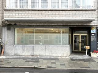 Ontdek dit <strong>stijlvol en instapklaar kantoor </strong>op een toplocatie in het centrum van Gent, op slechts <strong>100 meter van het Oud Justitiepaleis.</strong> De ligging aan de Nederkouter biedt niet alleen een <strong>uitstekende bereikbaarheid</strong> met het openbaar vervoer, maar ook een onmiddellijke nabijheid van <strong>winkels, horeca en andere voorzieningen </strong>— ideaal voor bedrijven die centraal willen werken in een dynamische omgeving.<br /><br />Het kantoor werd<strong> kwalitatief afgewerkt</strong> en is voorzien van<strong> ingemaakte kasten, een kitchenette, twee toiletten </strong>en <strong>twee praktische bergingen. </strong>Momenteel bestaat de indeling uit <strong>zeven afzonderlijke kantoorruimtes</strong>, maar deze kan indien nodig worden aangepast aan de specifieke noden van de huurder.<br /><br /><u><strong>Belangrijkste troeven:</strong></u>
<ul>
	<li>Centraal gelegen, vlot bereikbaar met tram, bus en fiets</li>
	<li>Geen algemene onkosten</li>
	<li>Flexibele indeling mogelijk</li>
	<li>Kwalitatieve afwerking met veel ingebouwde opbergruimte</li>
	<li>Beschikbaarheid: bespreekbaar</li>
</ul>
Dit kantoor combineert <strong>functionaliteit, uitstraling en een absolute topligging</strong> — de perfecte plek om klanten te ontvangen en je onderneming verder te laten groeien.<br /><br />Meer info of bezoek via mail of telefonisch op nr 0473 68 22 47.
