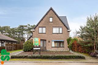 Te renoveren gezinswoning met zeer ruime tuin op perceel van 16A 28CA.<br /><br />Deze gezinswoning verwelkomt je via een inkomhalen die leidt naar een lichtrijke en aangename leefruimte, met aansluitend een gezellige eethoek. Voorts kom je uit in de keuken, van waaruit je de kelder kan betreden, wat zorgt voor extra opbergruimte. Voorts is er ook nog een zeer aangename veranda voorzien met prachtig zicht op de ruime tuin. <br /><br />De eerste verdieping telt drie volwaardige en ruime slaapkamers, alsook badkamerruime met toilet en douche. <br /><br />Voorts is er ook nog een praktische inpandige garage/berging voorzien voor extra gebruiksgemak. <br /><br />De ligging: op wandelafstand van winkels, scholen en openbaar vervoer, in de nabijheid van aangename wandel- en fietspaden.<br /><br />Kortom, een ideale gezinswoning voorzien van veel buitenruimte. <br /><br />Voor meer informatie of een bezoek ter plaatse, kan u contact opnemen met IMMO SP via 014 59 10 20 of mailen naar jill@immosp.be. Benieuwd naar de waarde van uw eigen woning? Vraag vrijblijvend een gratis verkoopanalyse aan – wij helpen u graag verder!