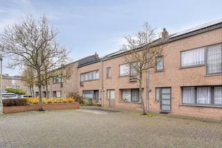 Welkom in dit charmante huis met een uitstekende ligging, dat we hier te koop aanbieden in de rustige Tuinwijk van Merksem!Bij binnenkomst wordt...