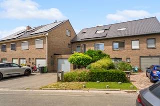 <p>Deze ruime, volledig instapklare en steevast goed onderhouden, gezinswoning is gelegen in een rustige, residentiële, wijk en biedt een aangename balans tussen rust en comfort, in combinatie met kwaliteitsvolle materialen en dito afwerking. </p><p></p><p>De woning voldoet aan het hedendaags comfort en werd opgefrist doorheen de jaren. Zo werd o.a. de keuken vernieuwd in 2021, nieuwe beglazing in 2007 en recenter, zonnepanelen in 2021, … kortom, veel om te ontdekken! </p><p></p><p>De indeling is praktisch en gaat als volgt: inkomhal met gastentoilet, woonkamer met zit- en eethoek en zicht / toegang tot de tuin en het terras, geïnstalleerde keuken en toegang tot de inpandige garage met opbergmogelijkheden.  De eerste verdieping omvat een overloop met toegang tot de badkamer, apart toilet en 3 slaapkamers. De zolderverdieping, met vaste trap, heeft nog een 4de slaapkamer met dressing en ensuite badkamer, ook voorzien van zowel ligbad als douche. De tuin werd aangelegd en kan verder naargelang eigen smaak en wensen worden aangepast. Leuk detail, de tuin is toegankelijk via een wegel achteraan het perceel. </p><p></p><p>Parkeren kan in de straat, in de garage of op de oprit, waar 2 parkeerplaatsen werden voorzien. Deze woning is zeker de moeite waard om te komen kijken en alles te ontdekken! </p><p></p><p>ALTRO-BEZOEKMOMENT VOORZIEN OP VRJDAG 31 JULI TUSSEN 16u30 – 18u30.  Contacteer me voor het plannen van een bezoek via michiel@altro-vastgoed.be of 0478 59 77 41.</p>