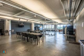 Industriële loods in Hoogstraten, Hinnenboomstraat 1.Deze goed uitgeruste loods van 522 m² (bouwjaar 2000) biedt een vrije hoogte van 7,5 meter,...